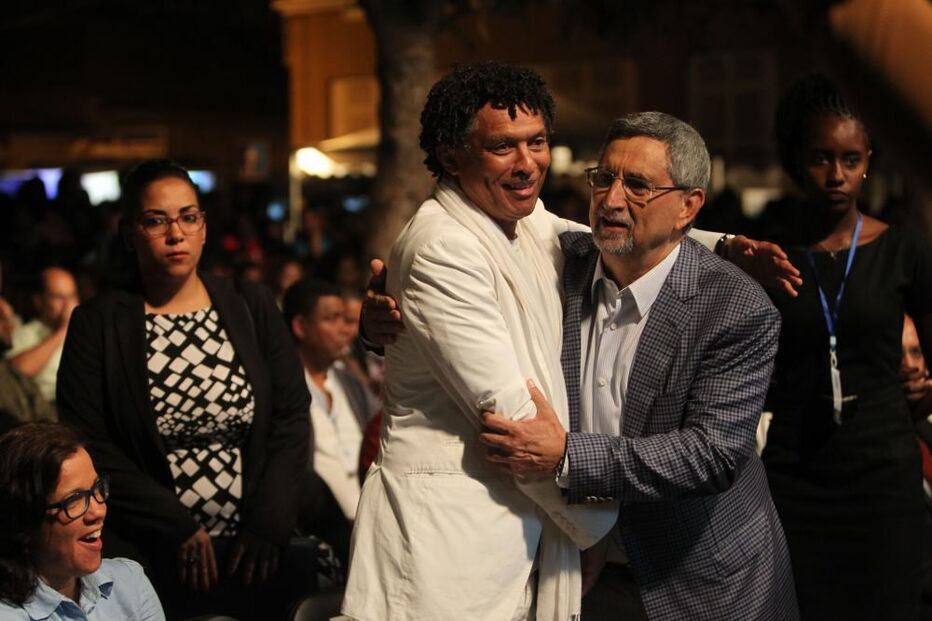 10-04-2015_19_44_19 9 - Ministro da cultura Mário Lúcio e presidente da república José Carlos fonseca dão um abraço depois dos discursos de encerramento do AME.JPG