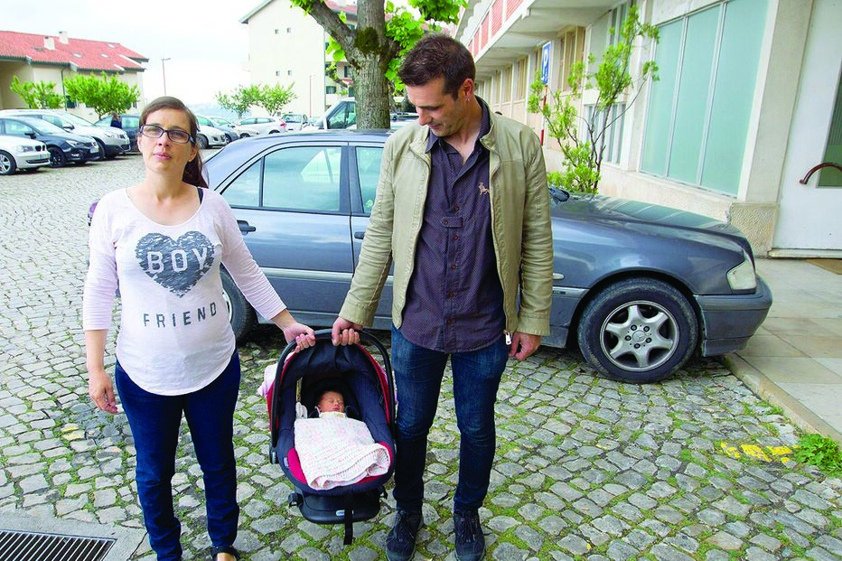 Petra nasceu no carro e o parteiro foi o pai 