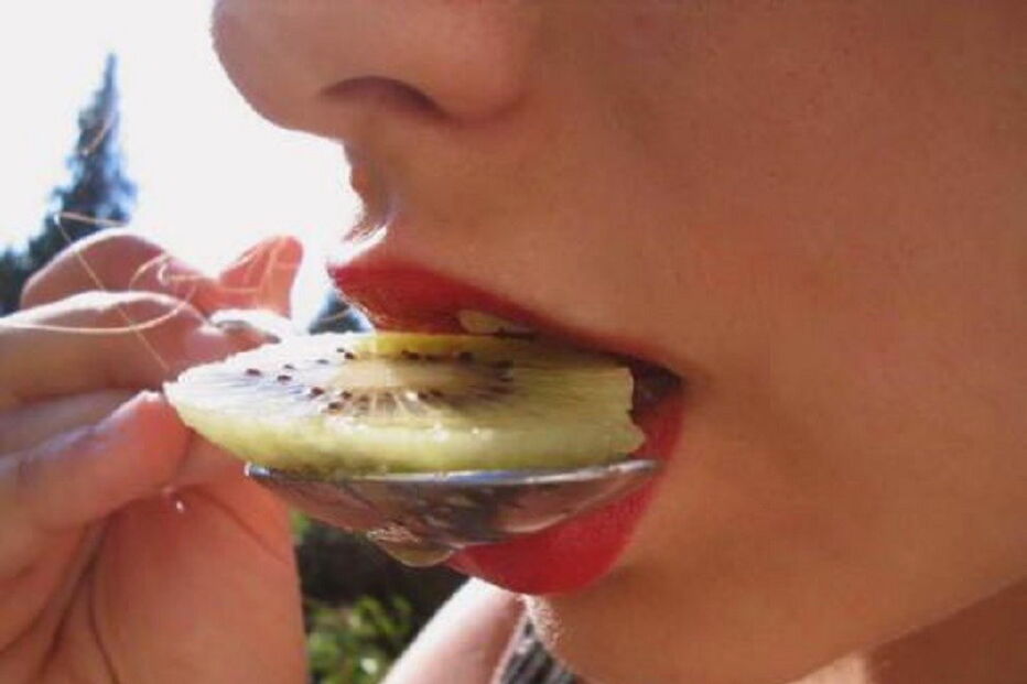 kiwi, mulher, come, rodela, colher