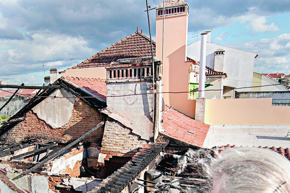 Fogo desaloja mãe e filho 
