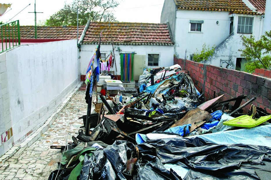 Incêndio destrói casa de abusador 