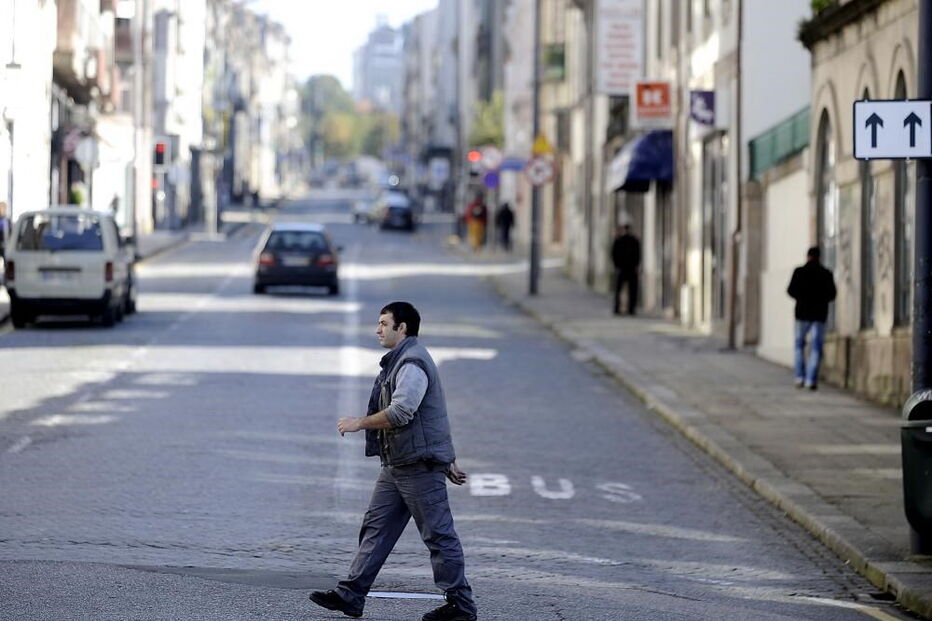 Rua Costa Cabral, Porto, peão, carros