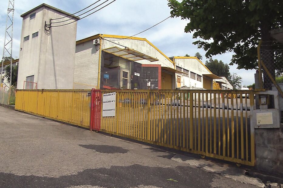 Cai de telhado em fábrica têxtil 