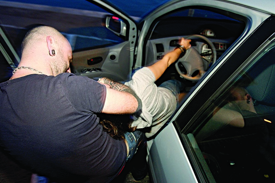 Gang sequestra dois namorados 