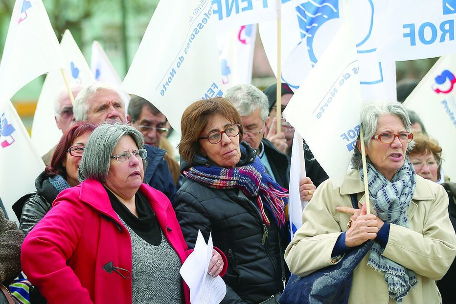 33 mil docentes para 1453 vagas no quadro 