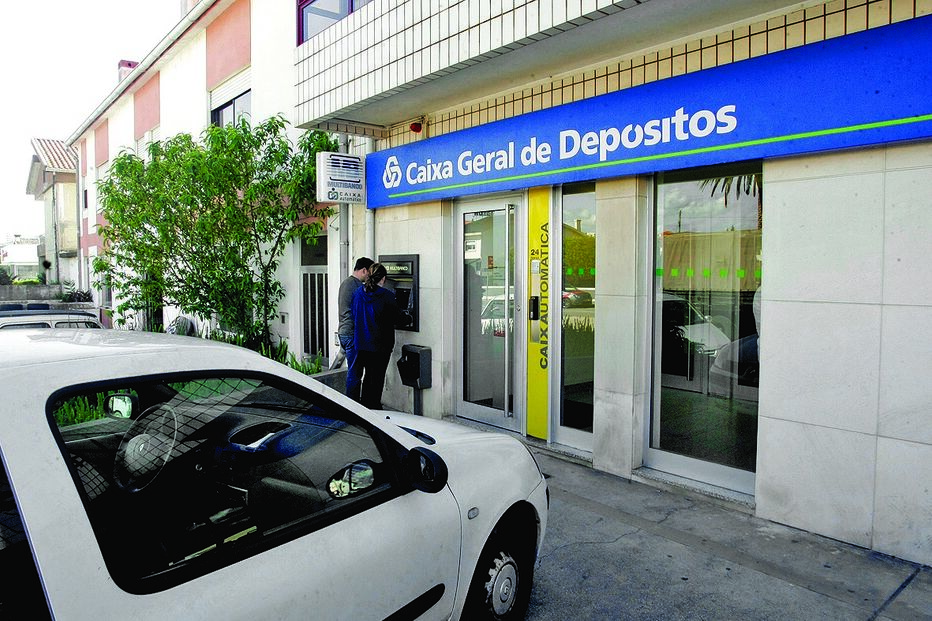 Assaltam banco à mão armada 