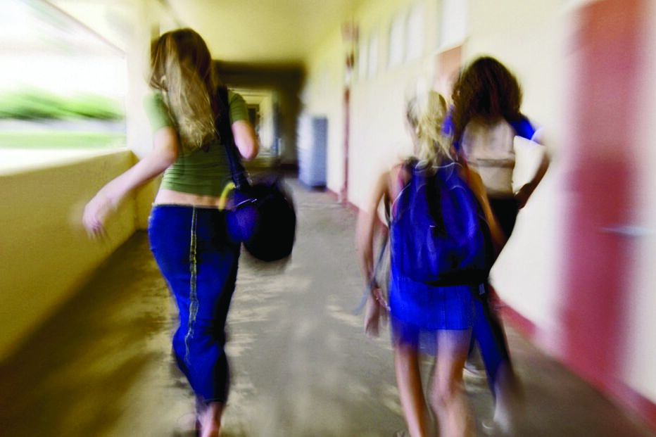 Apalpa menores 		à porta de escola 