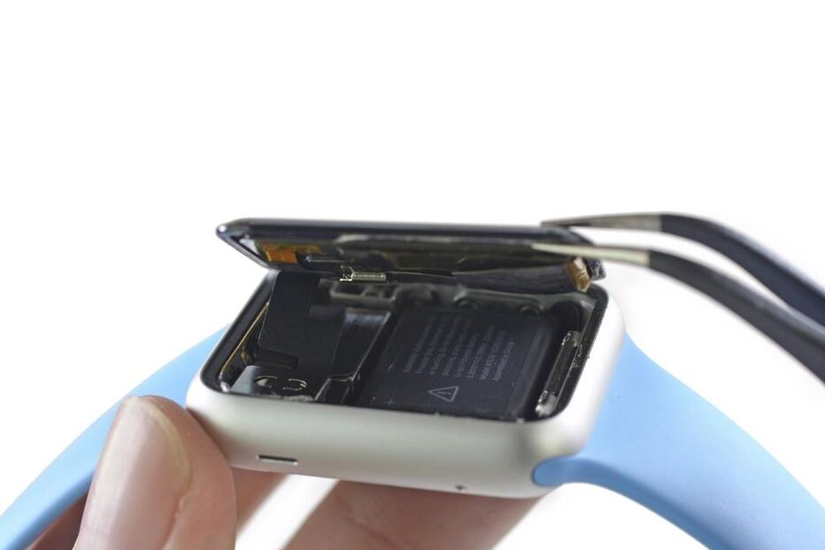 24-04-2015_15_36_31 1 - The new Apple Watch is shown being opened in a product teardown in this handout provided by IFixit in San Luis Obispo, California.JPG