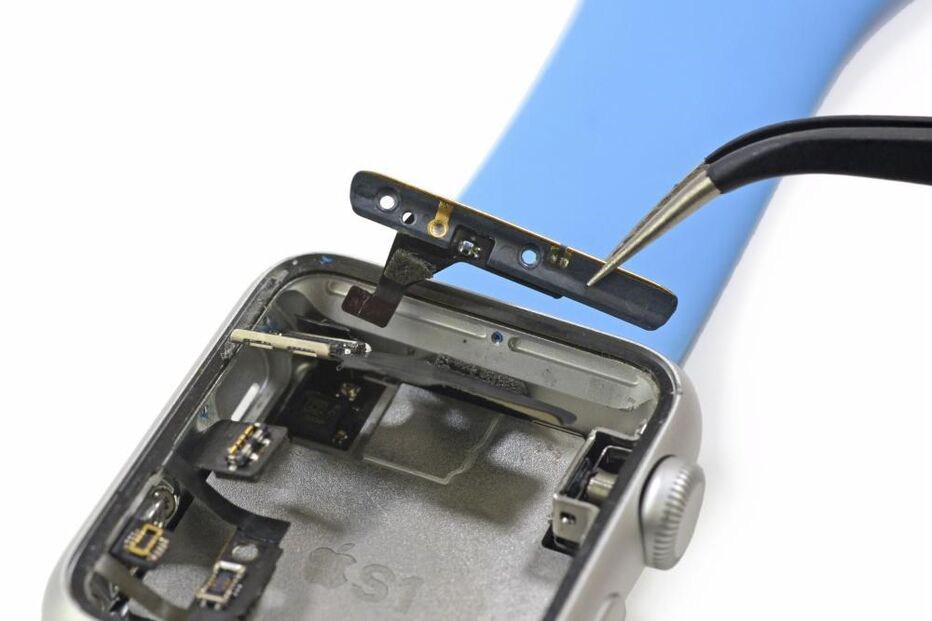 24-04-2015_15_36_44 4 - the removal of the antenna assembly which is tucked into the recesses of the case.JPG