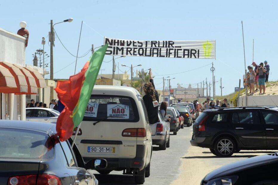 Protestos, demolições