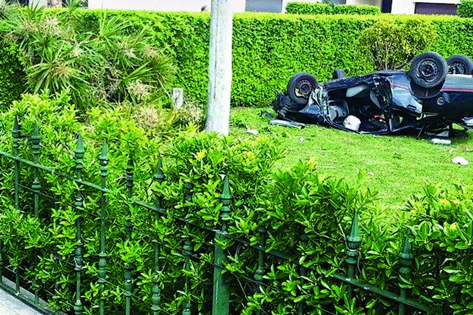 carro, invade, jardim, Marinha Grande, condutor, ferido, gravidade