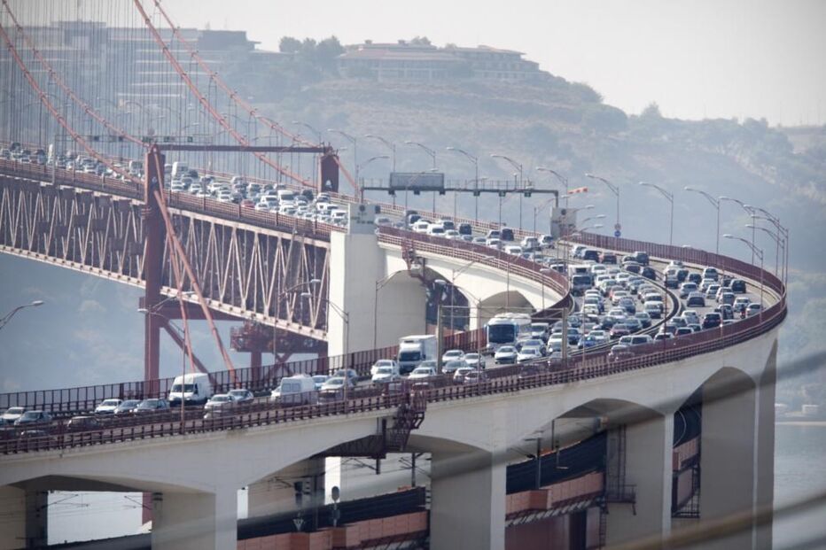 Ponte 25 de Abril, trânsito