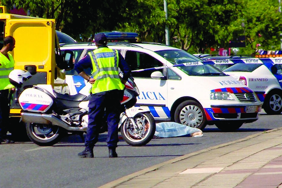 Mulher morre atropelada na V6 