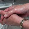 <![CDATA[ Moradores obrigados a ir comprar água engarrafada para tomar banho devido a falha no abastecimento em Queluz ]]>
