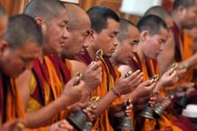 monges, budistas, rezar