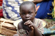 29-05-2015_14_42_49 2 - criança do burundi reza REUTERS-Thomas Mukoya.JPG