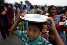 29-05-2015_14_43_51 14 - refugiado nepales faz fila para comer EPA - MAST IRHAM.JPG