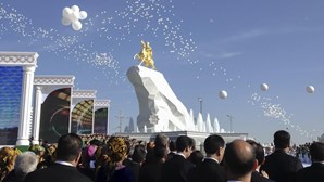 Estátua do Presidente do Turquemenistão com 21 metros