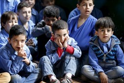Meninos palestinianos refugiados em Beirute, no Líbano