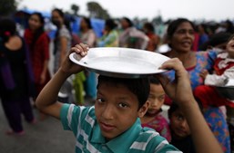 Refugiado nepalês espera pela refeição do dia
