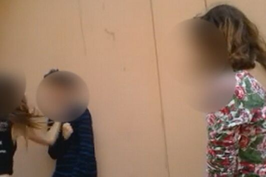 Vídeo chocante de agressão a jovem por colegas