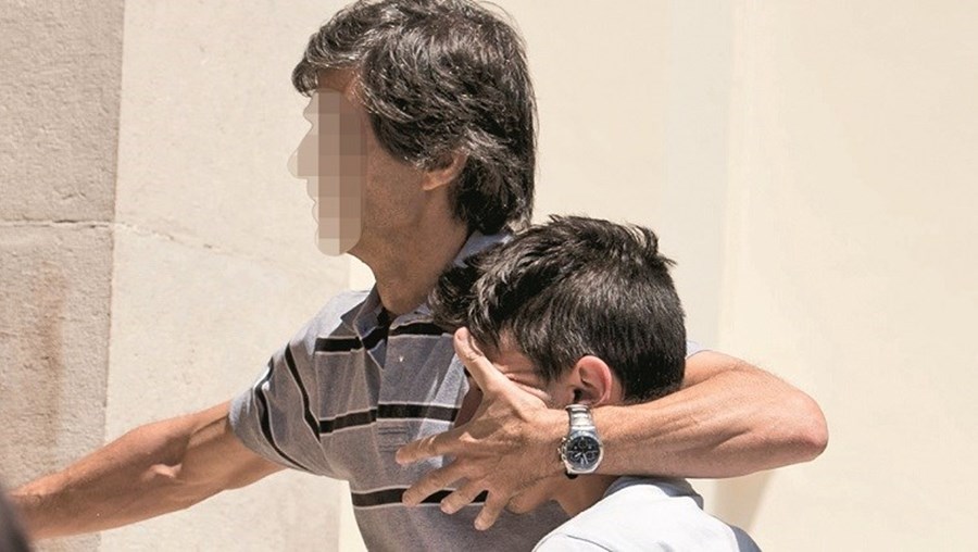 Daniel foi protegido pelo inspetor da Polícia Judiciária que lhe tapou a cara, com a mão, à entrada das instalações do Tribunal de Santarém