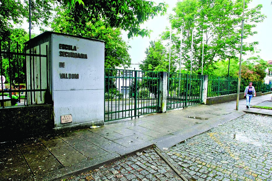 Leva com pedra e fica em coma 