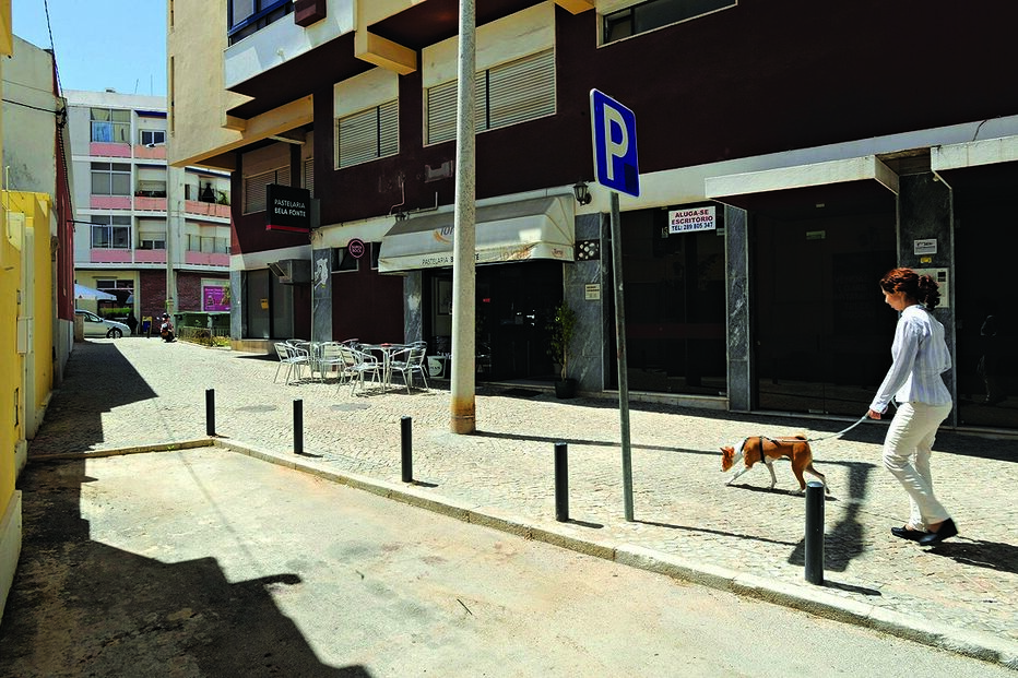 Atacado à facada ao chegar a casa 