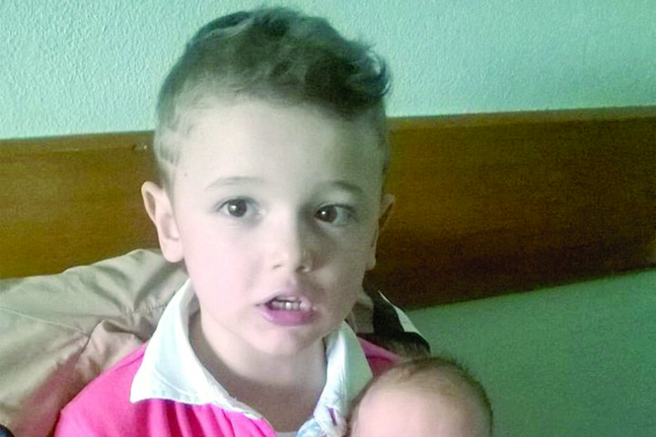 Irmão Rafael enche Maria de beijinhos e mimos 