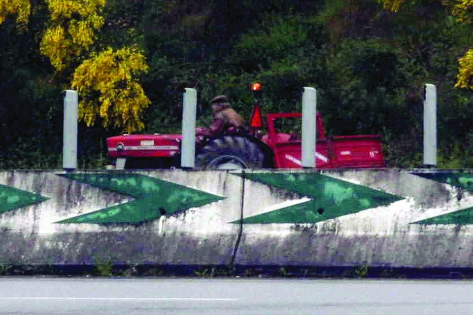 Entra de trator na autoestrada 