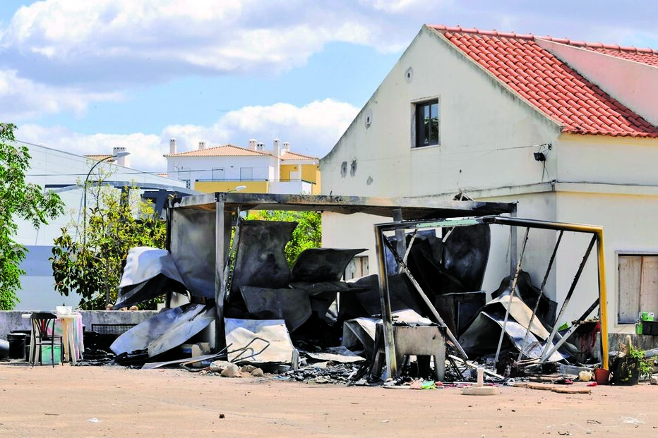 Morre queimado em contentor 