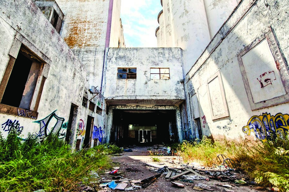 Criança cai em fábrica devoluta 