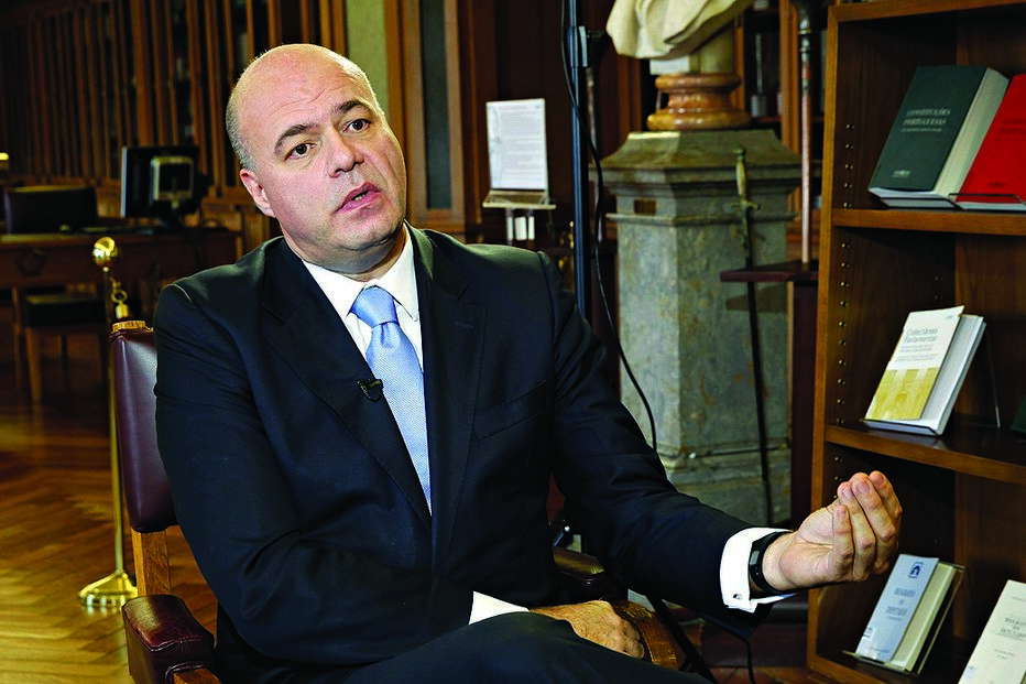 Mota Pinto arrasa registo de pedófilos 