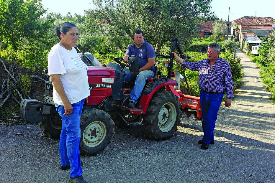 trator, bombeiro, vizinhos