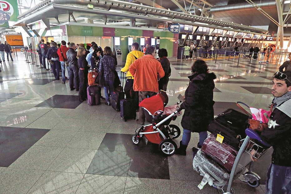 Funcionários, malas, aeroporto 