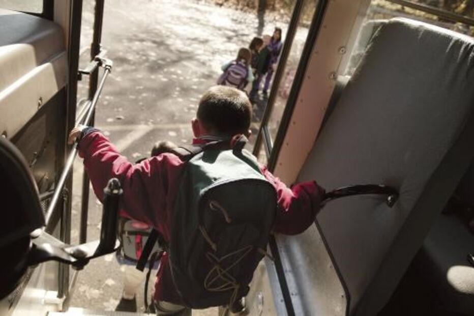 criança, sair, autocarro, costas