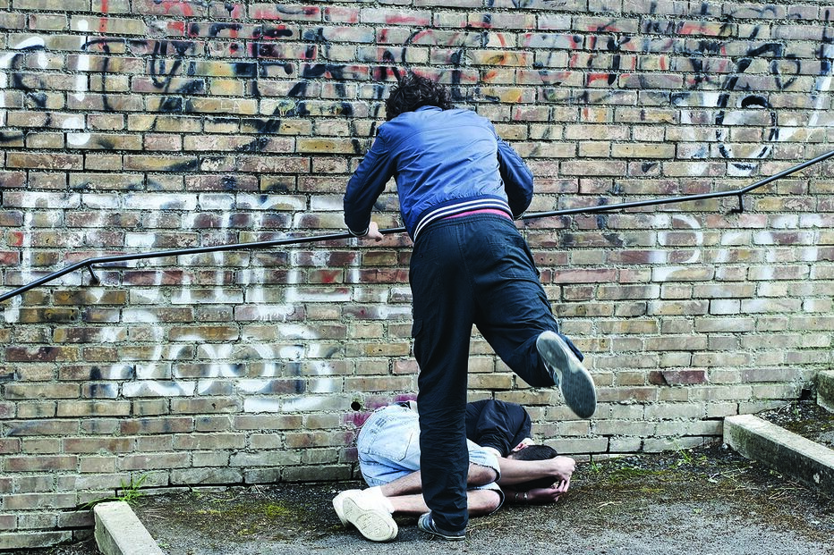 Quatro professores atacam alunos gays 