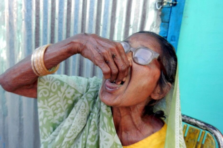 Índia, mulher, come, areia