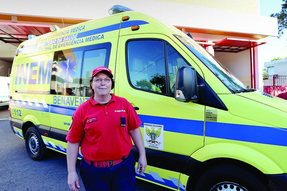 Bombeiros fazem parto a colega 