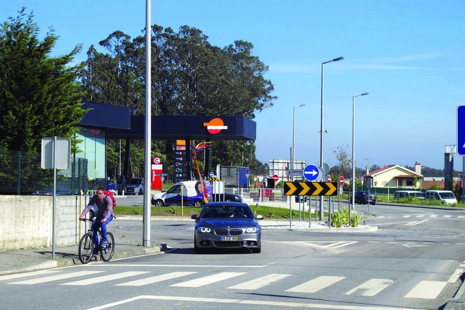 Bêbedo adormece em plena avenida 