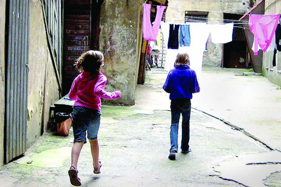 Abusa de gémeas durante 6 anos 