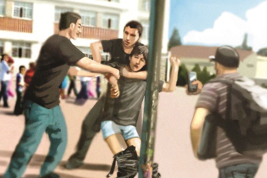 Preso em poste e fotografado nu 