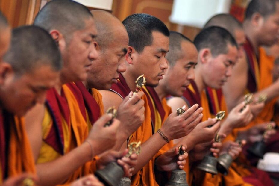 monges, budistas, rezar