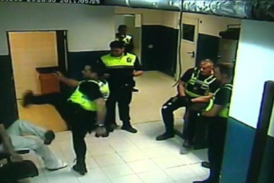 polícia, agressão, pontapé, espanha