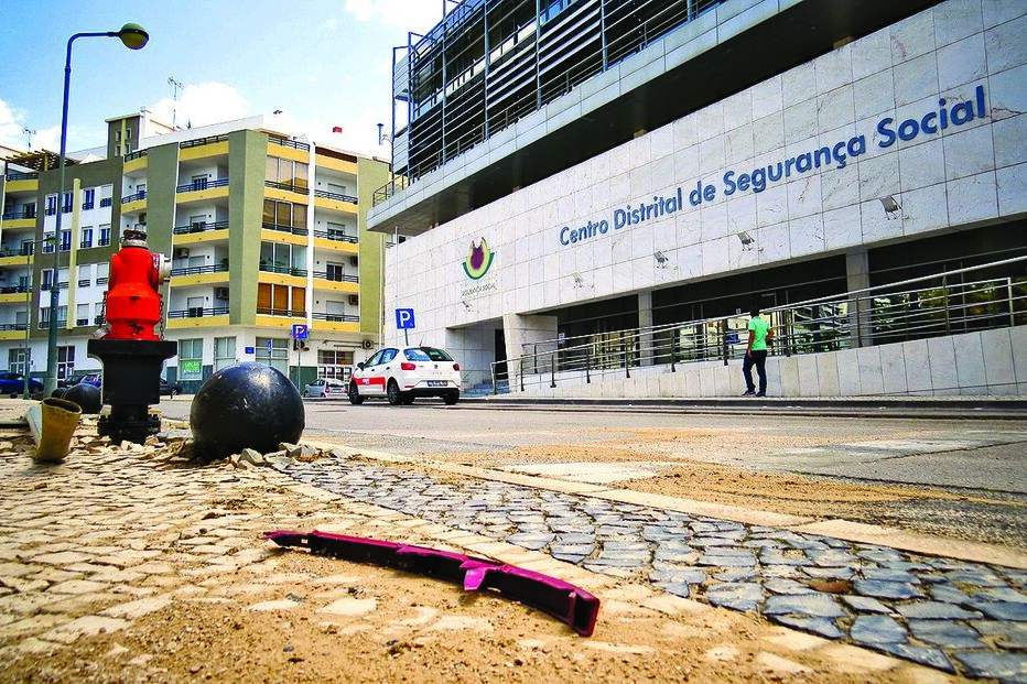 Militar, bêbedo, sinal 