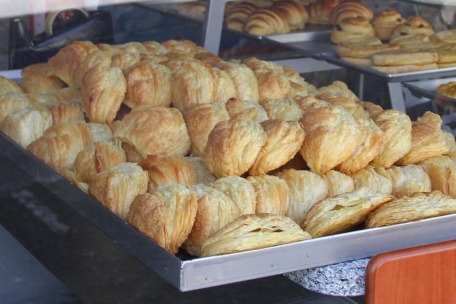 pastel de chaves, travessa, folhado de carne, salgado