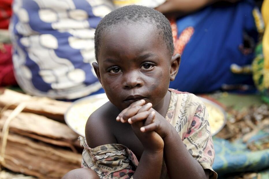 29-05-2015_14_42_49 2 - criança do burundi reza REUTERS-Thomas Mukoya.JPG