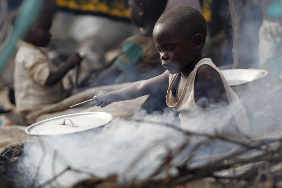 29-05-2015_14_42_52 3 - criança do burundi cozinha REUTERS-Thomas Mukoya.JPG