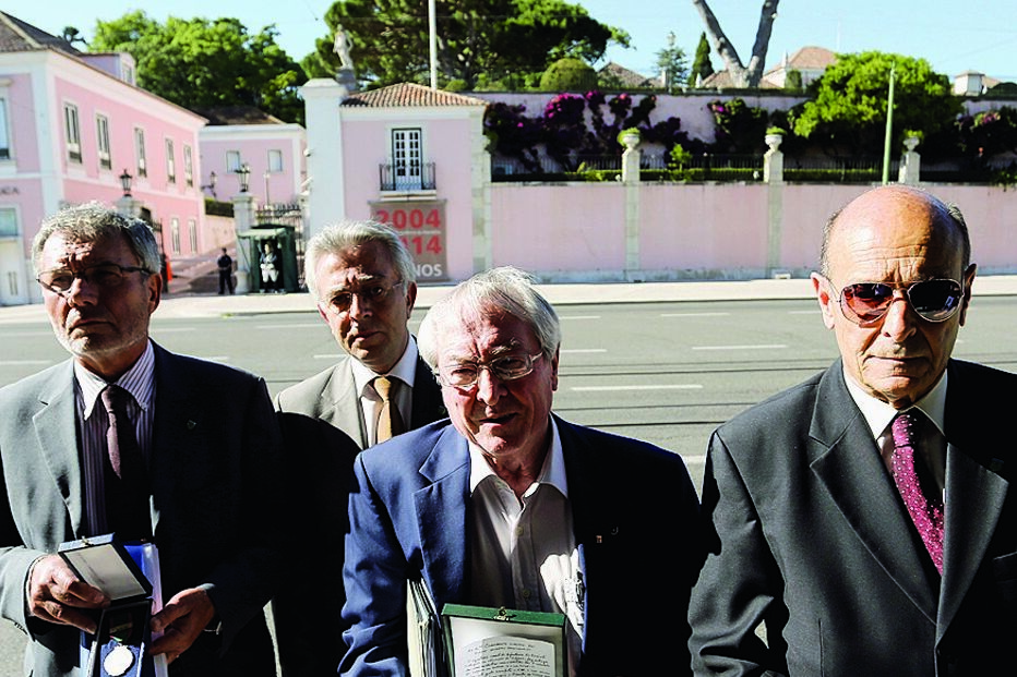 Tropa devolve medalhas 