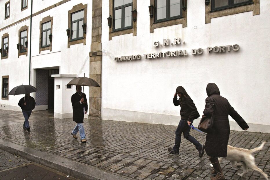 Criança ao colo dá guerra na GNR 